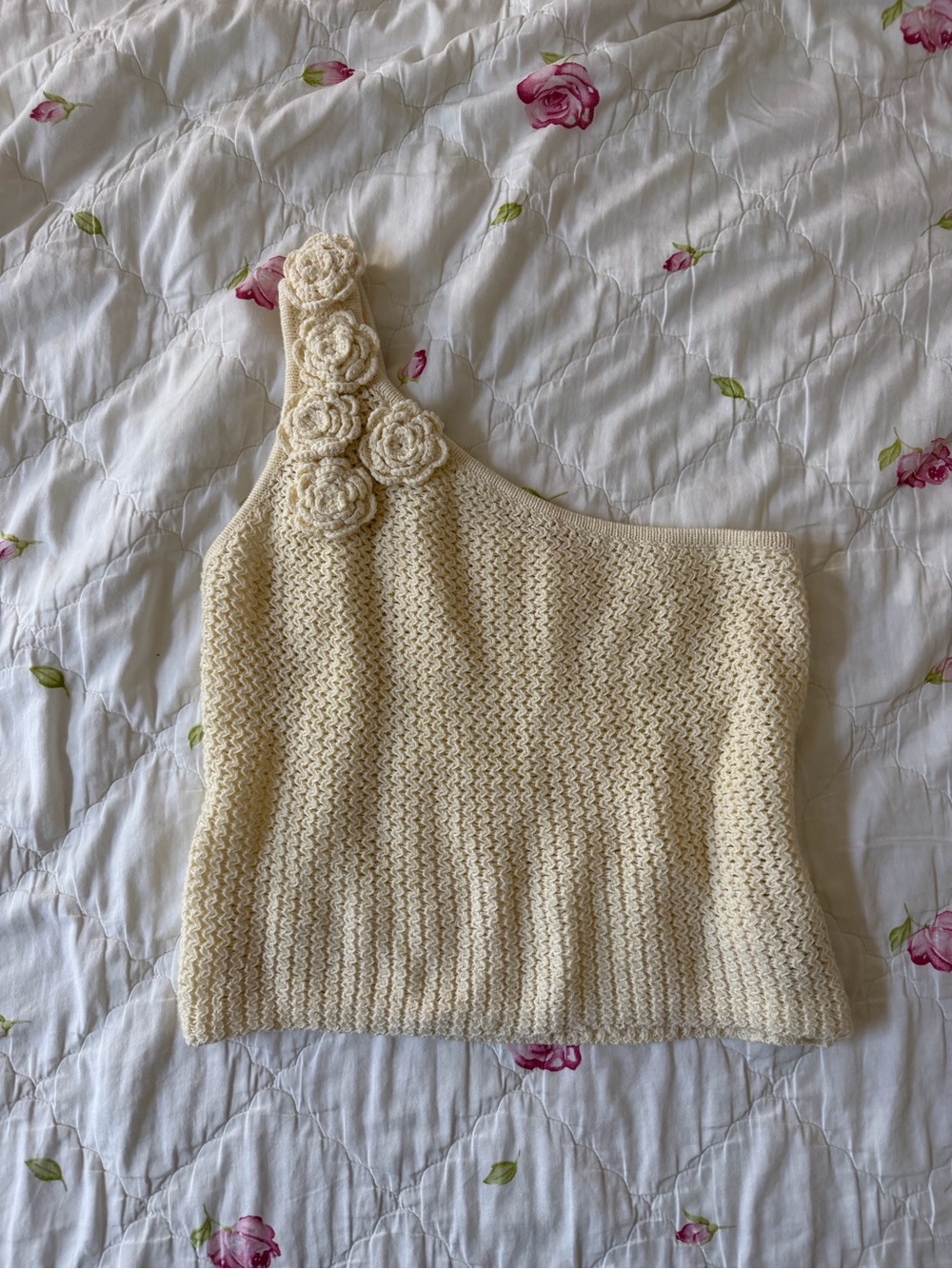 Commense Cream One-Shoulder Crochet Flower Knit Tank